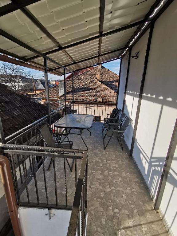 Balcon cu vedere spre acoperișuri și munți