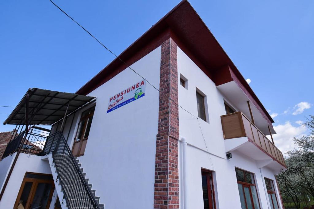 Detaliu fațadă — cărămidă aparentă sub cerul Maramureșului