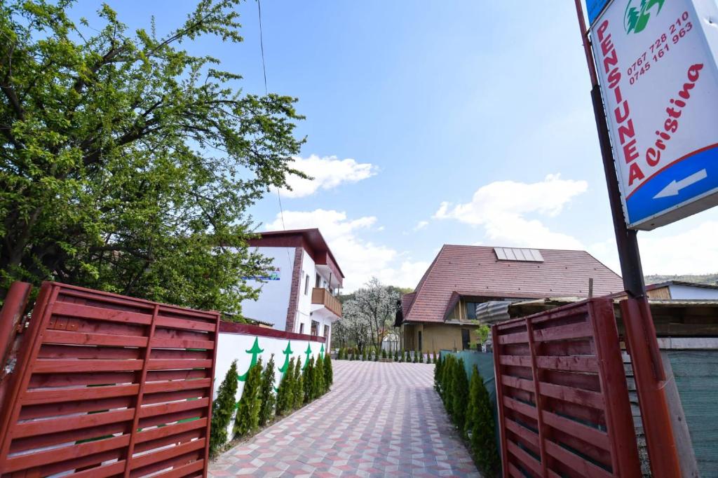 Intrarea în pensiune, dinspre stradă